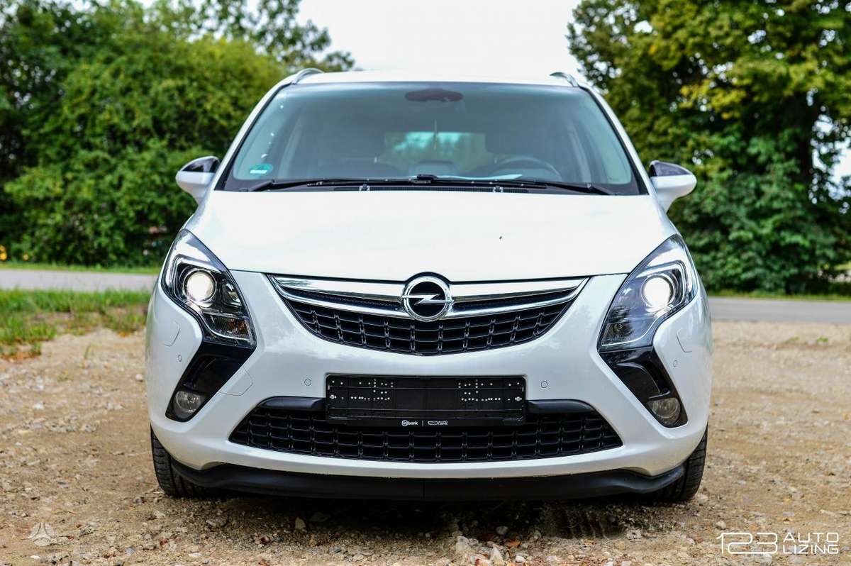 Opel Zafira 2015 — салон