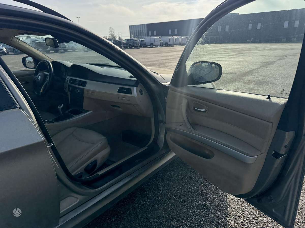 BMW 320 2011 — photo 17