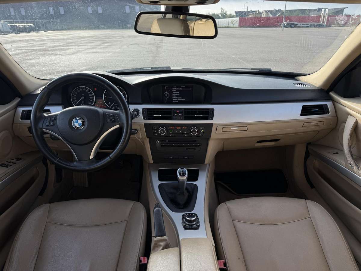 BMW 320 2011 — rear view