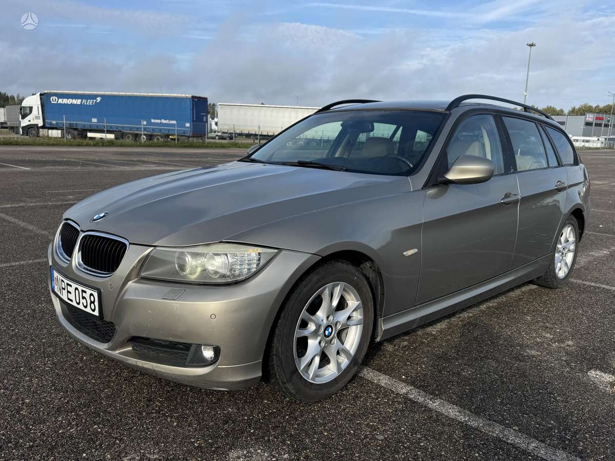 BMW 320 2011 — interior