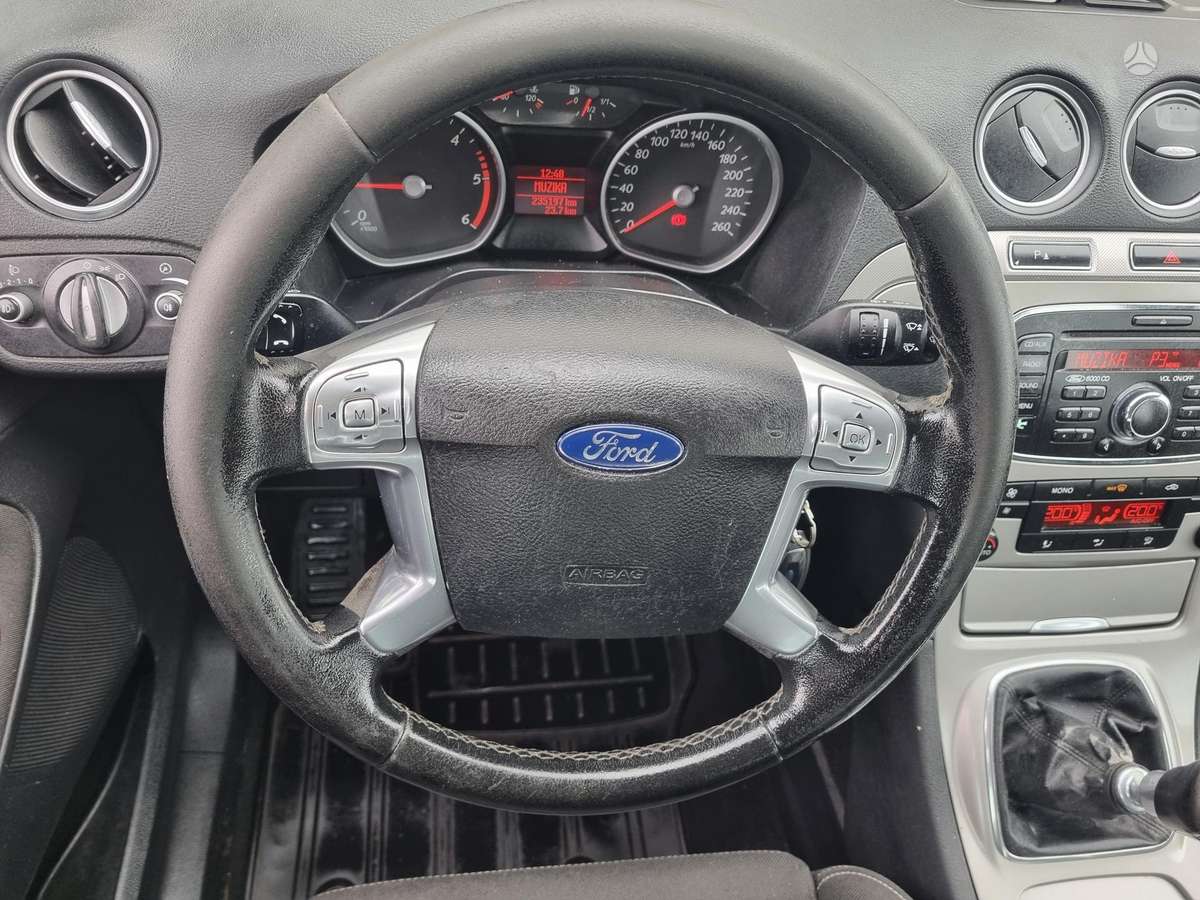 Ford S-MAX 2010 — photo 20