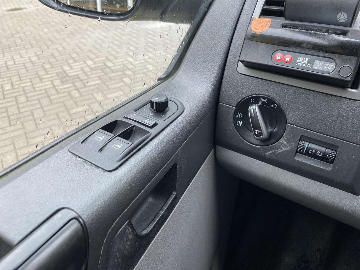 Volkswagen Caravelle 2012 — photo 11