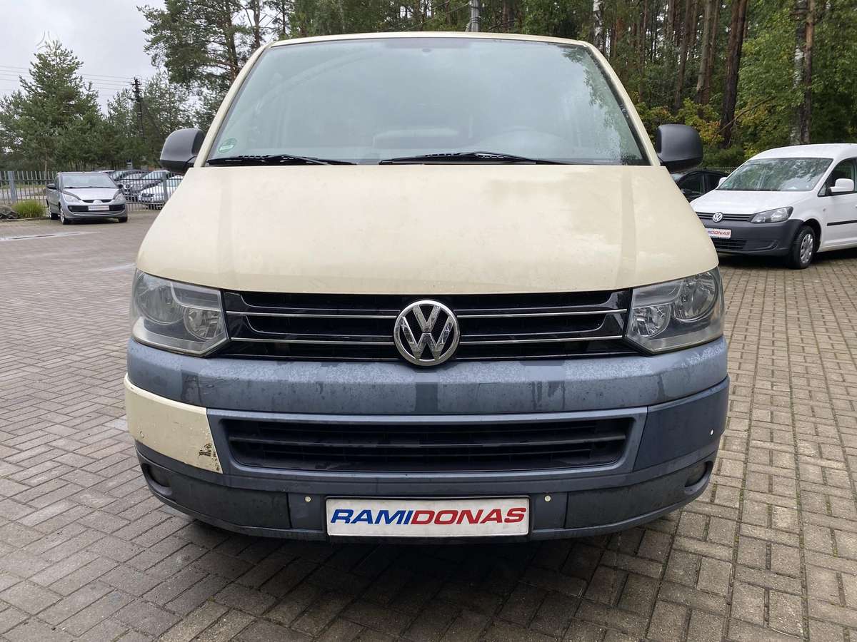 Volkswagen Caravelle 2012 — rear view