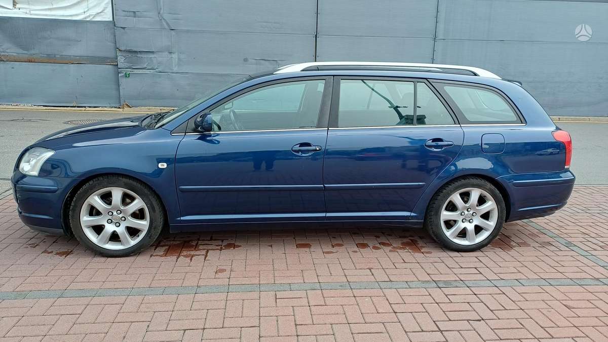 Toyota Avensis 2005 — rear view