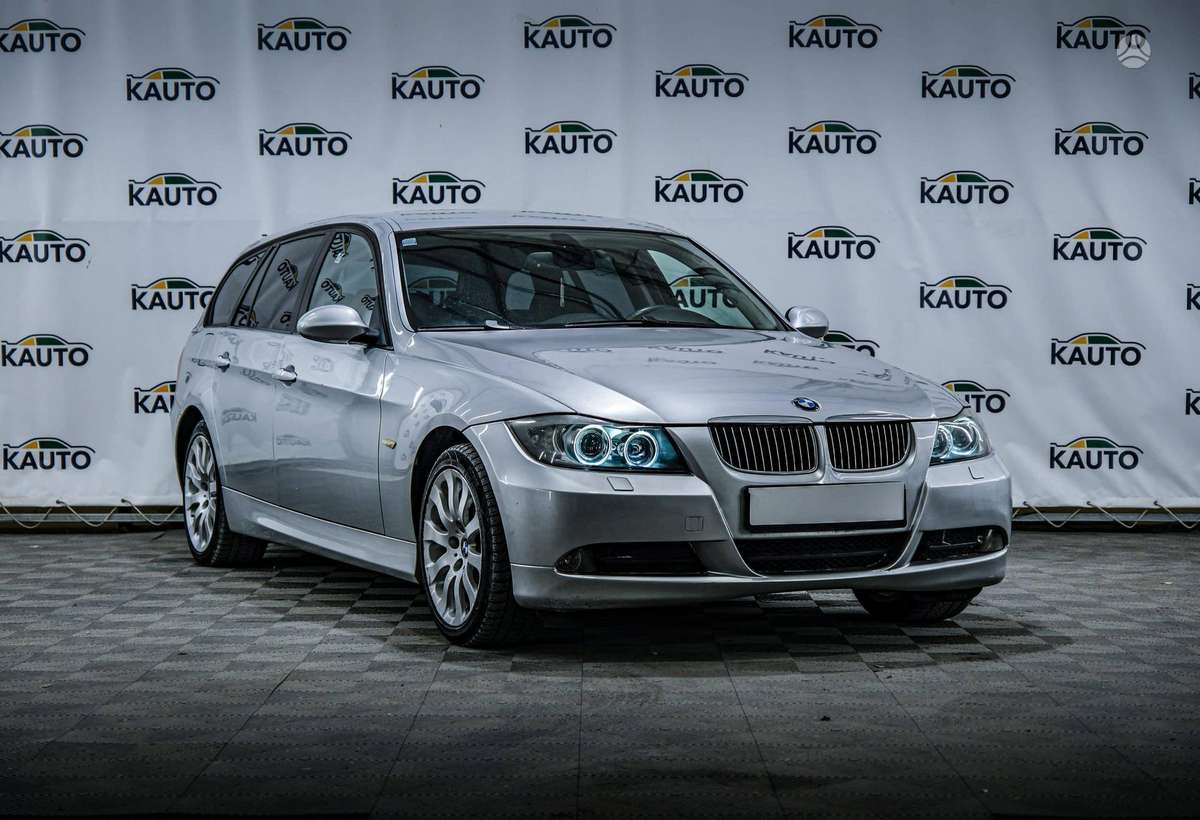 BMW 320 2008 — вигляд ззаду
