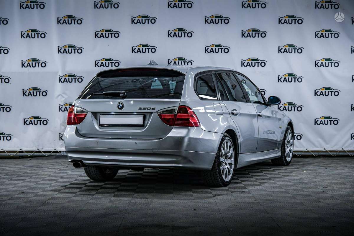 BMW 320 2008 — салон