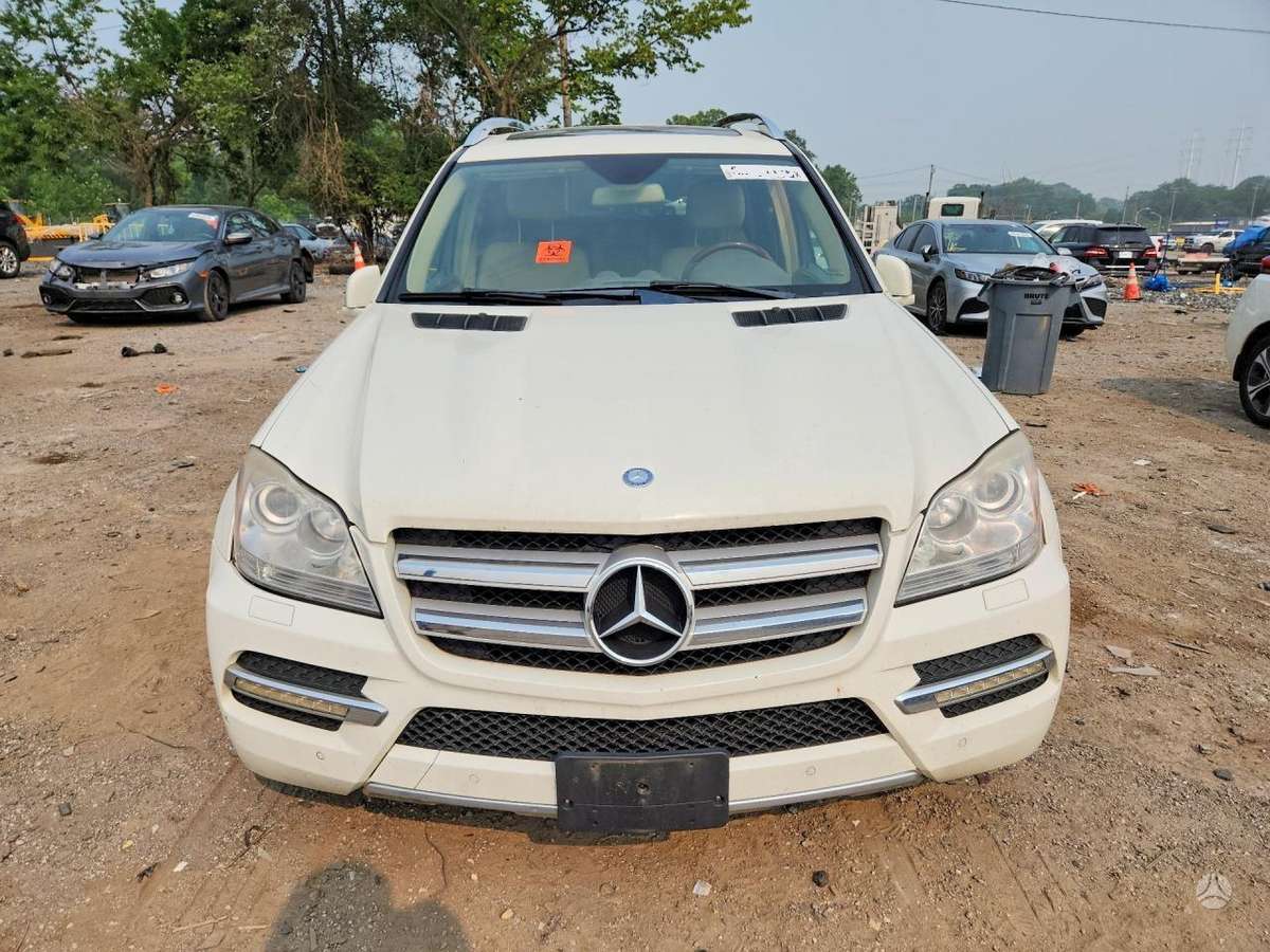 Mercedes-Benz GL450 2011 — rear view