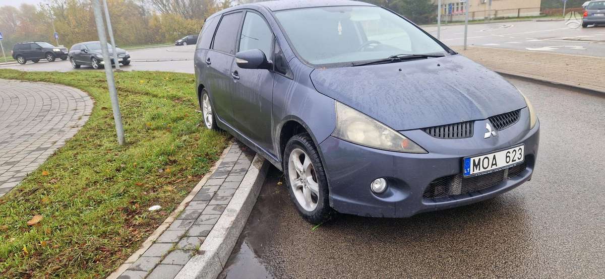 Mitsubishi Grandis 2005 — rear view