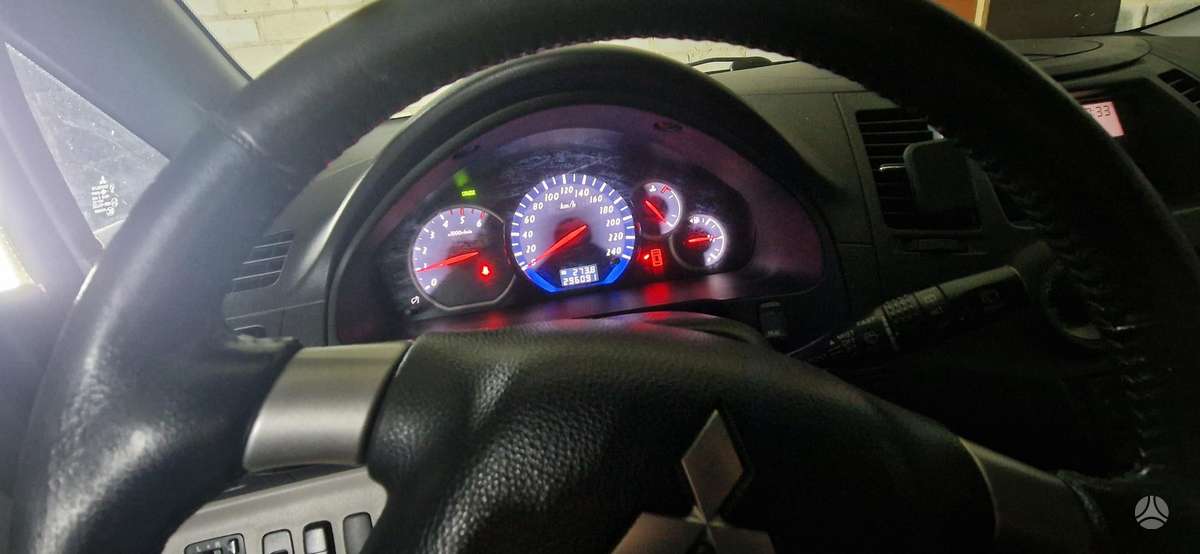 Mitsubishi Grandis 2005 — interior