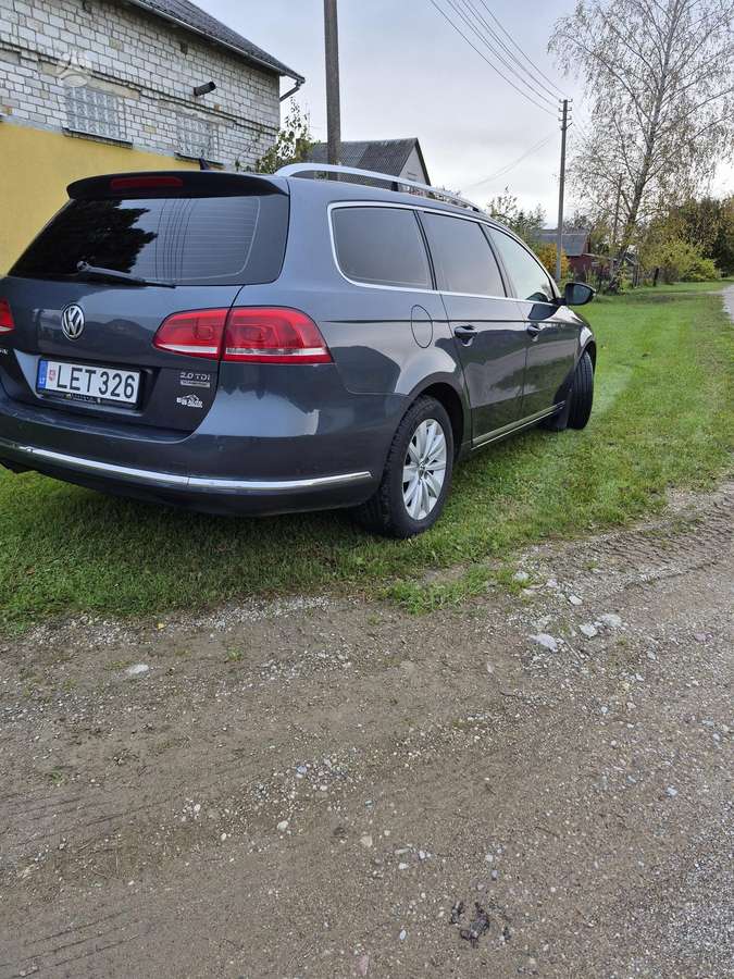 Volkswagen Passat 2012 — rear view
