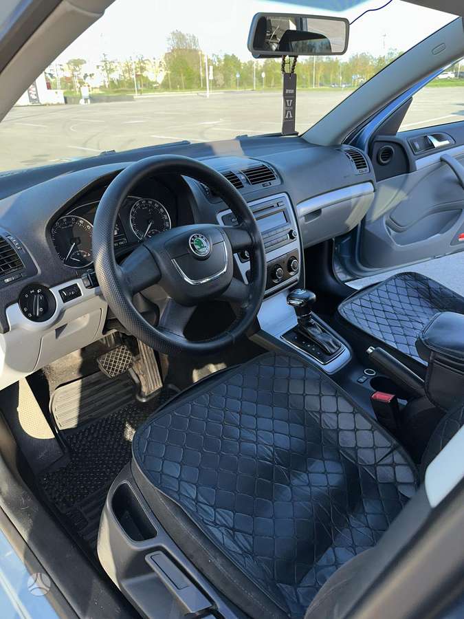 Skoda Octavia 2010 — interior