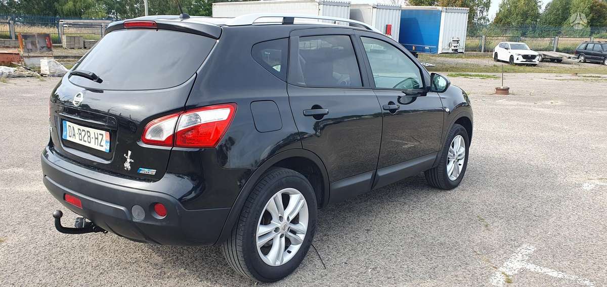 Nissan Qashqai 2013 — engine 1598 cm³, 131 HP (96kW)