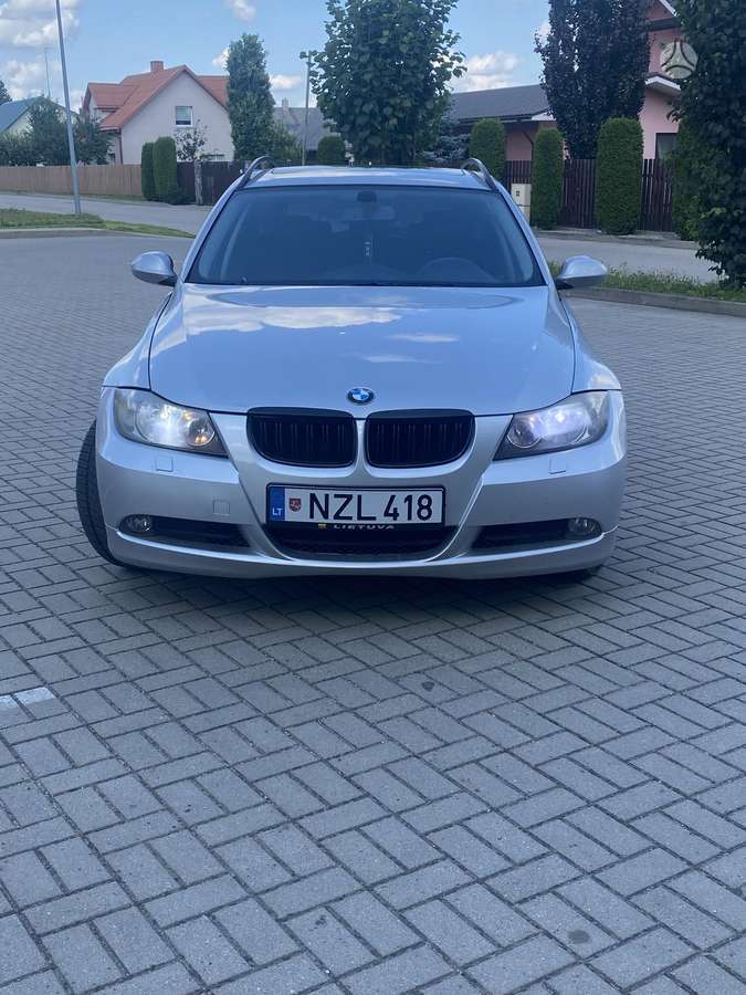 BMW 320 2005 — rear view