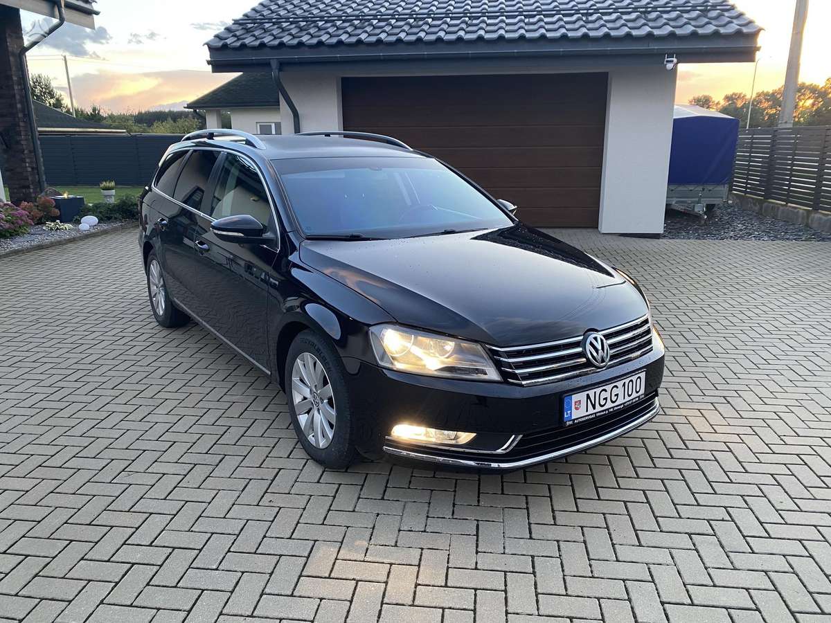 Volkswagen Passat 2012 — rear view