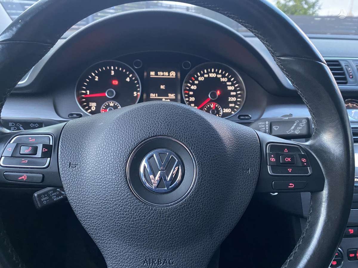Volkswagen Passat 2012 — photo 6