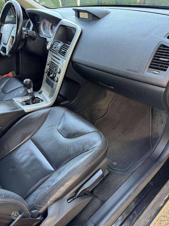 Volvo XC60 2010 — photo 17