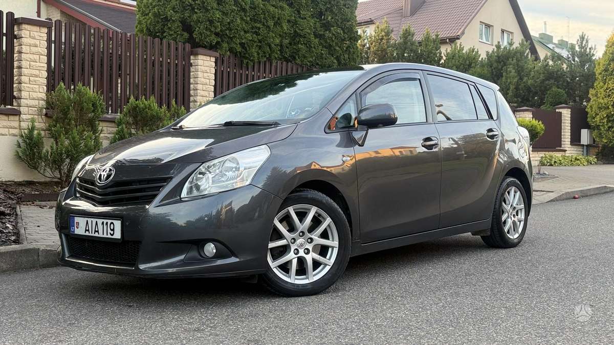 Toyota Verso 2012 — вигляд ззаду