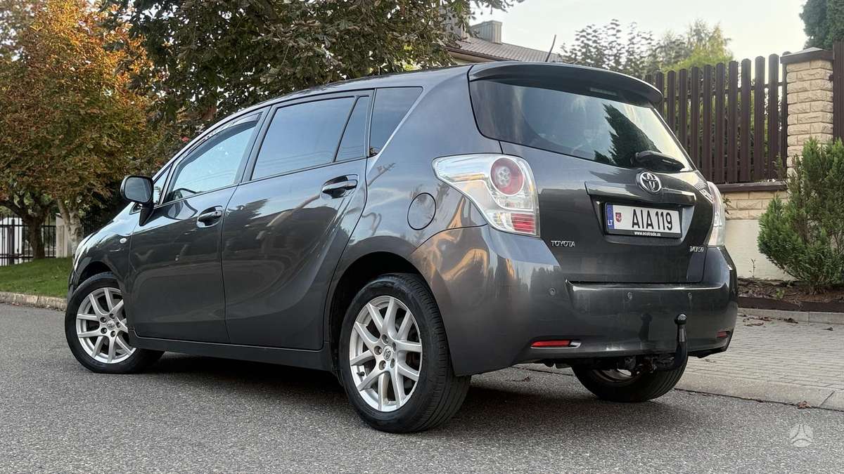 Toyota Verso 2012 — салон