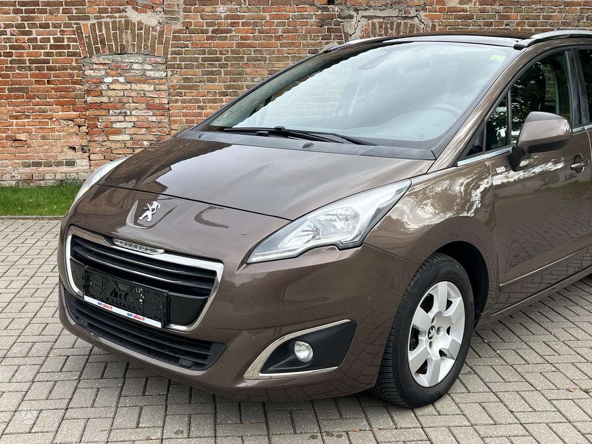 Peugeot 5008 2015 — rear view