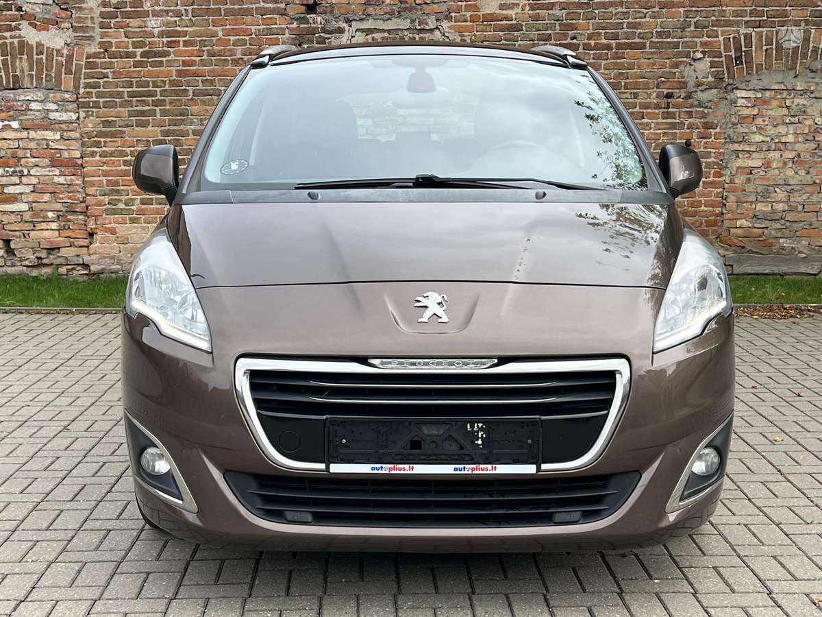 Peugeot 5008 2015 — interior
