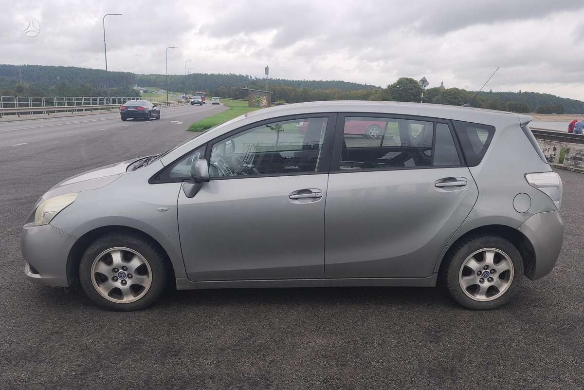 Toyota Verso 2011 — вигляд ззаду