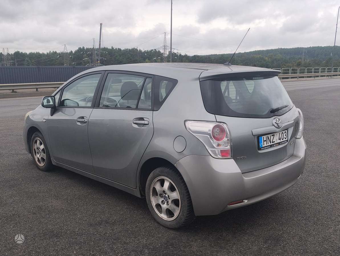 Toyota Verso 2011 — салон