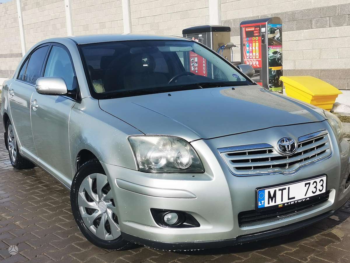 Toyota Avensis 2006 — вигляд ззаду