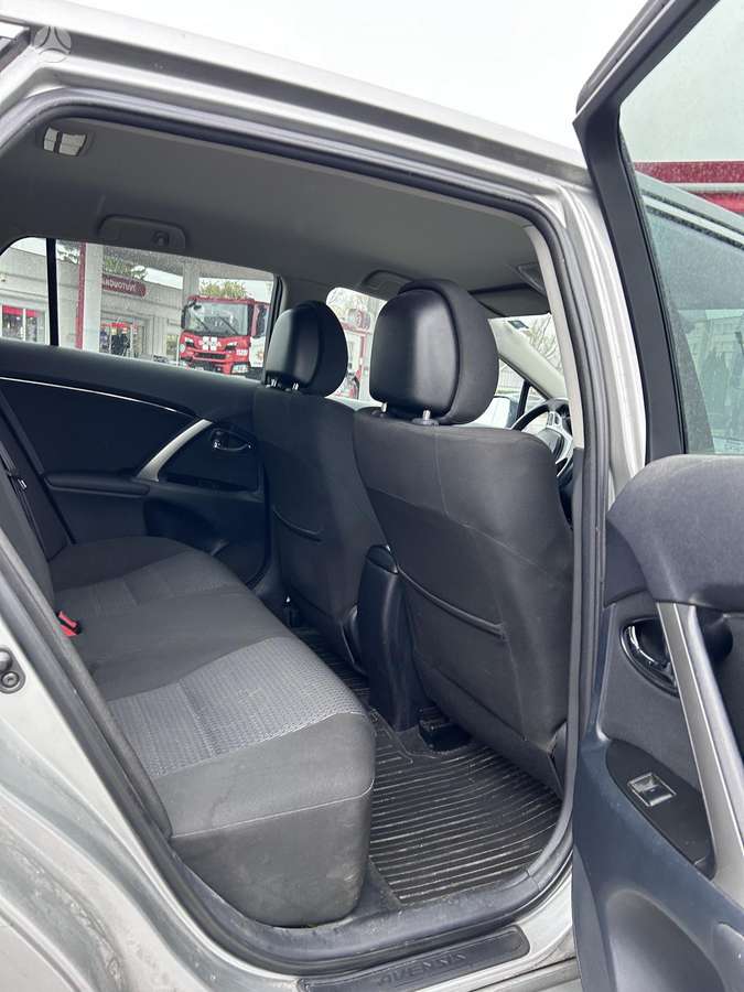 Toyota Avensis 2012 — photo 11