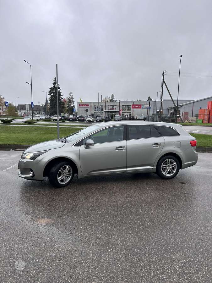Toyota Avensis 2012 — rear view