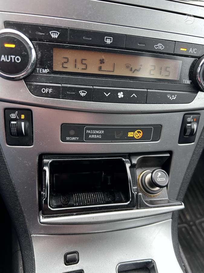 Toyota Avensis 2012 — photo 31
