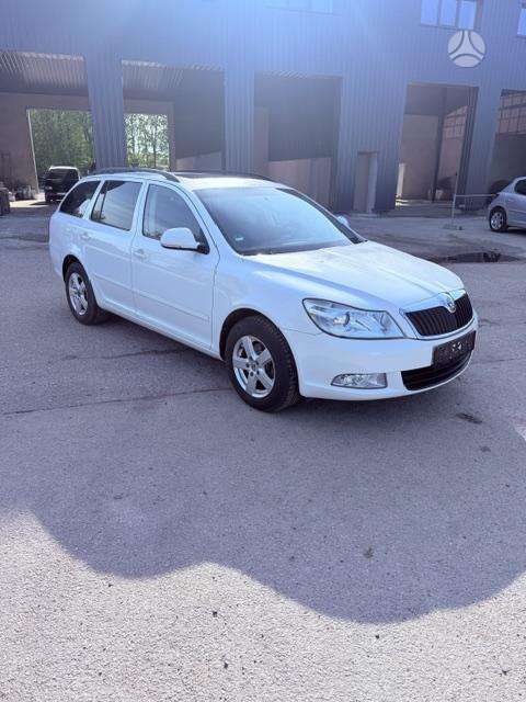 Skoda Octavia 2012 — rear view