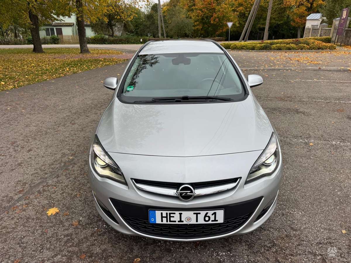 Opel Astra 2015 — вигляд ззаду