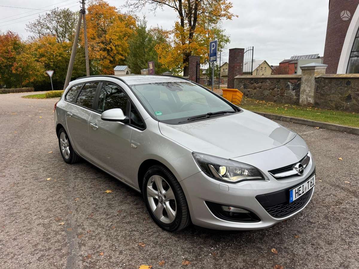 Opel Astra 2015 — салон