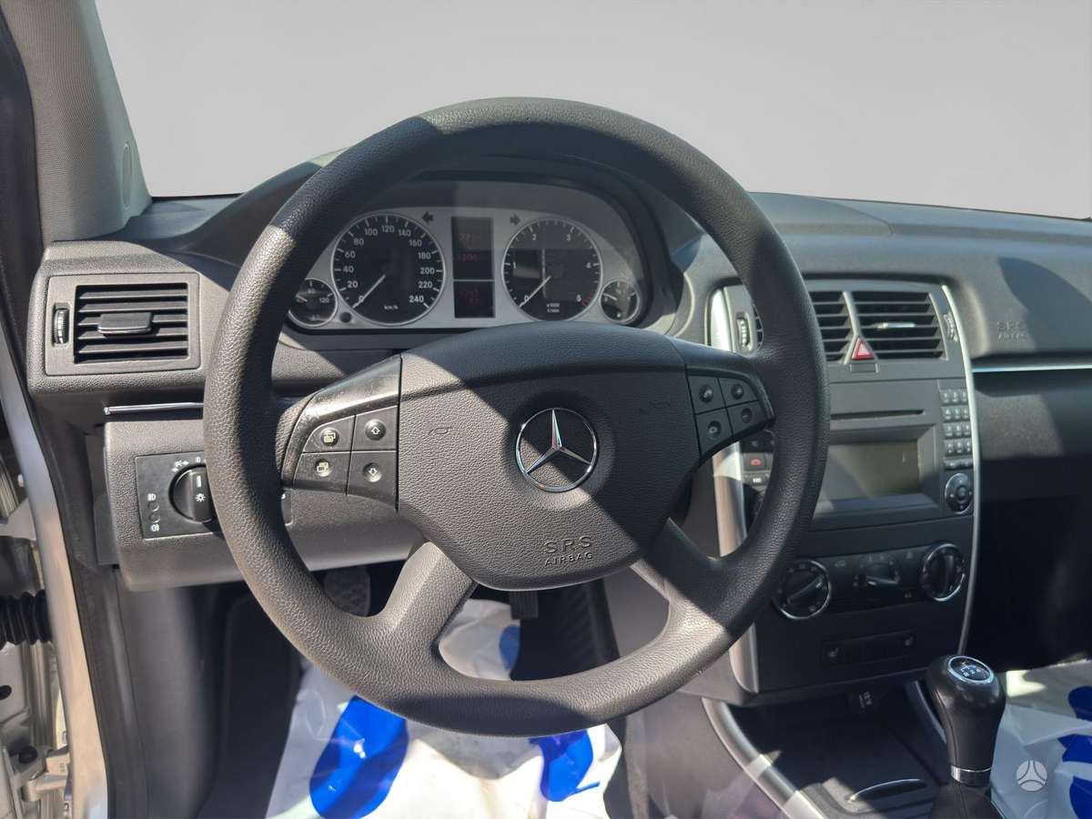 Mercedes-Benz B180 2011 — photo 10