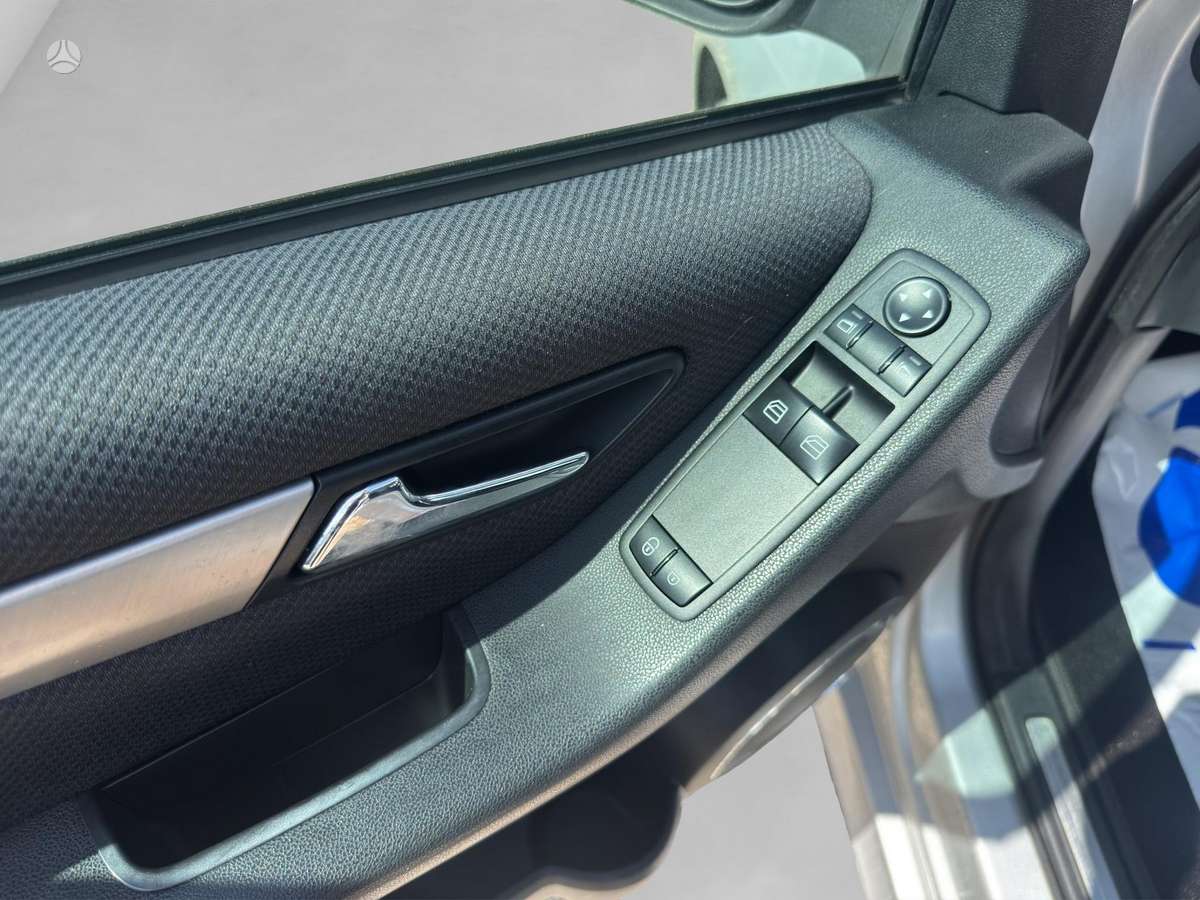 Mercedes-Benz B180 2011 — photo 11