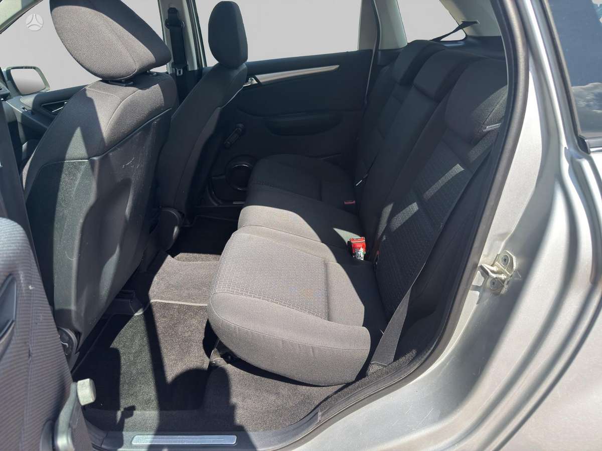 Mercedes-Benz B180 2011 — photo 12