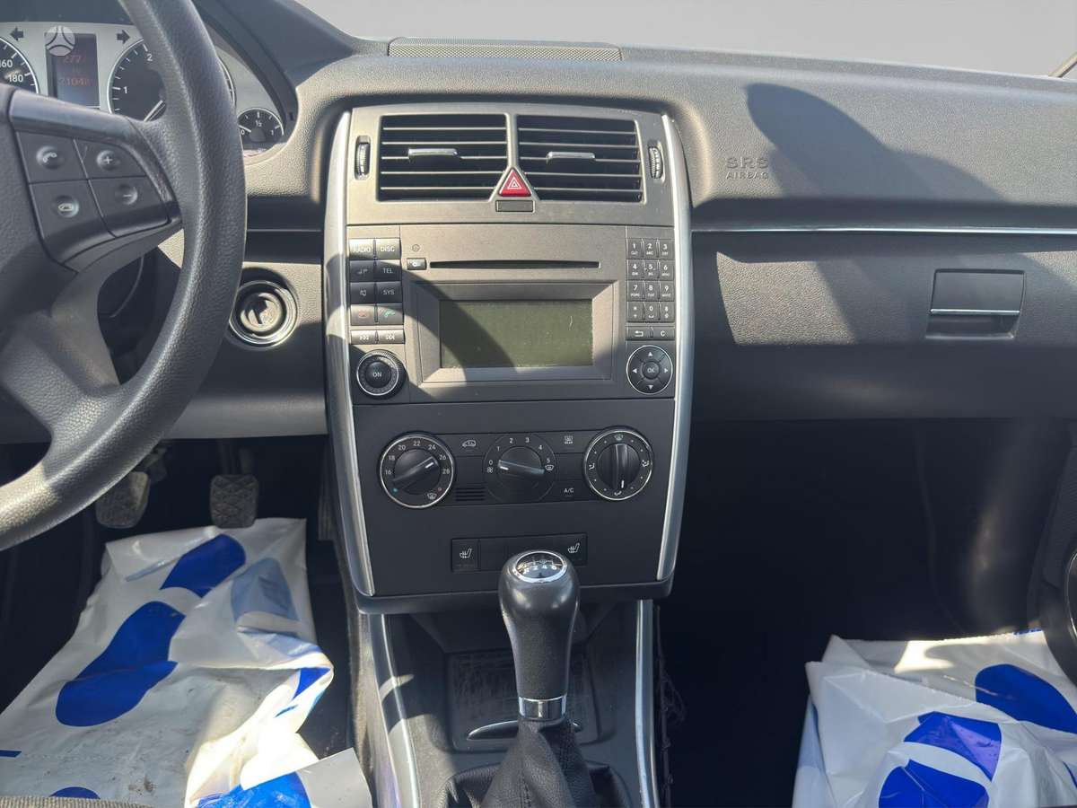 Mercedes-Benz B180 2011 — photo 14
