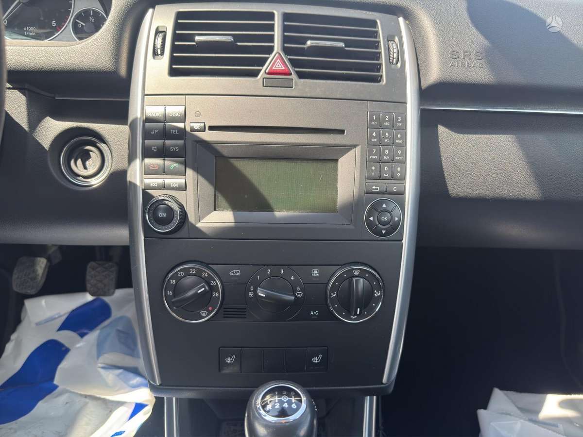 Mercedes-Benz B180 2011 — photo 15