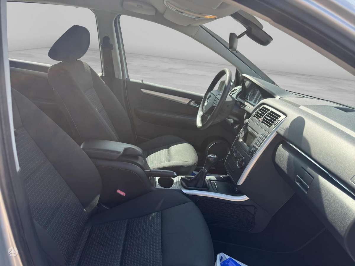 Mercedes-Benz B180 2011 — photo 17