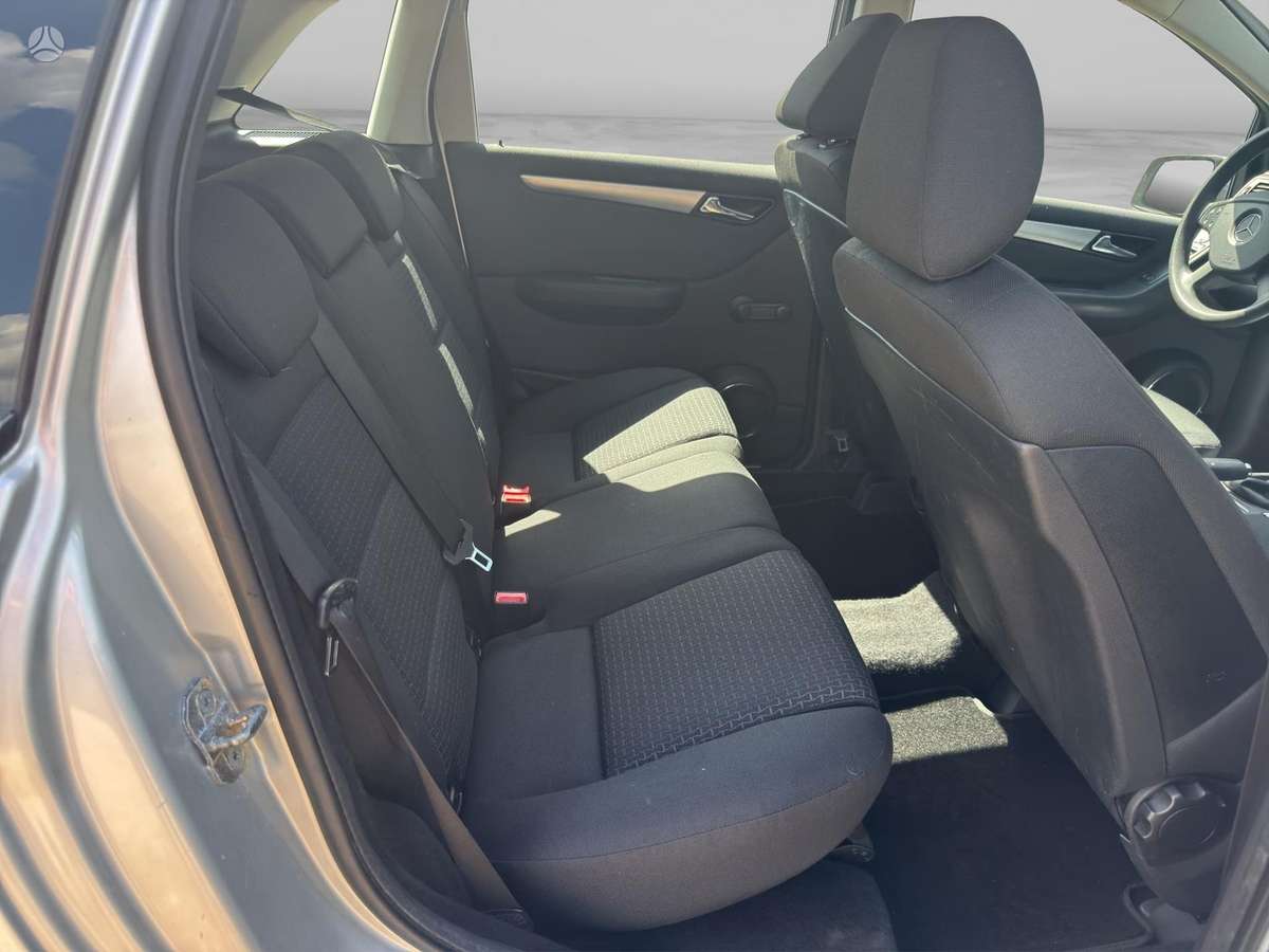 Mercedes-Benz B180 2011 — photo 18