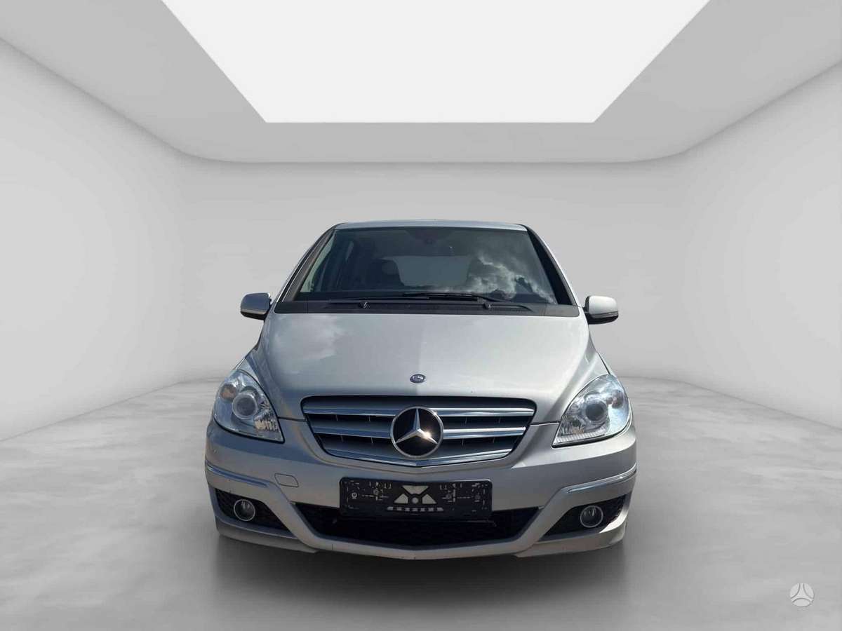 Mercedes-Benz B180 2011 — rear view