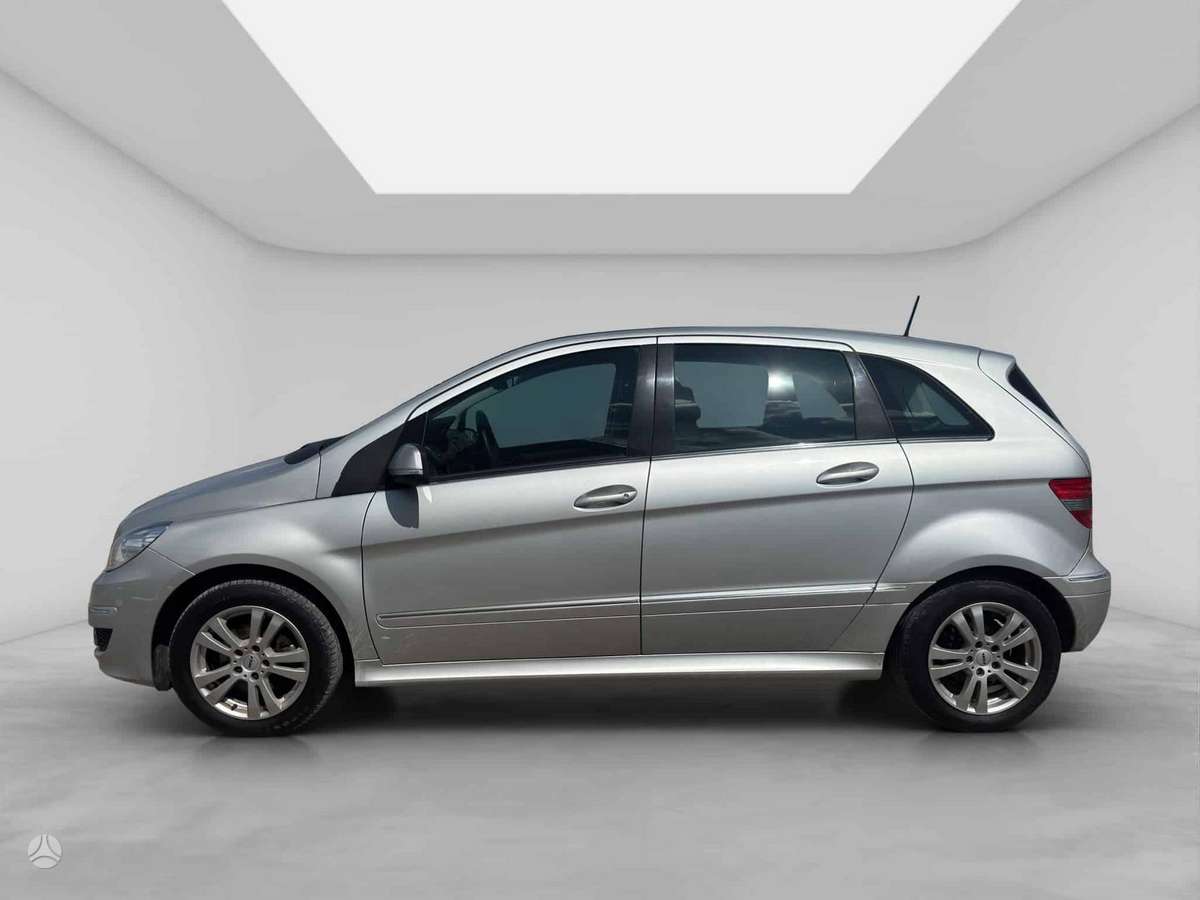 Mercedes-Benz B180 2011 — interior