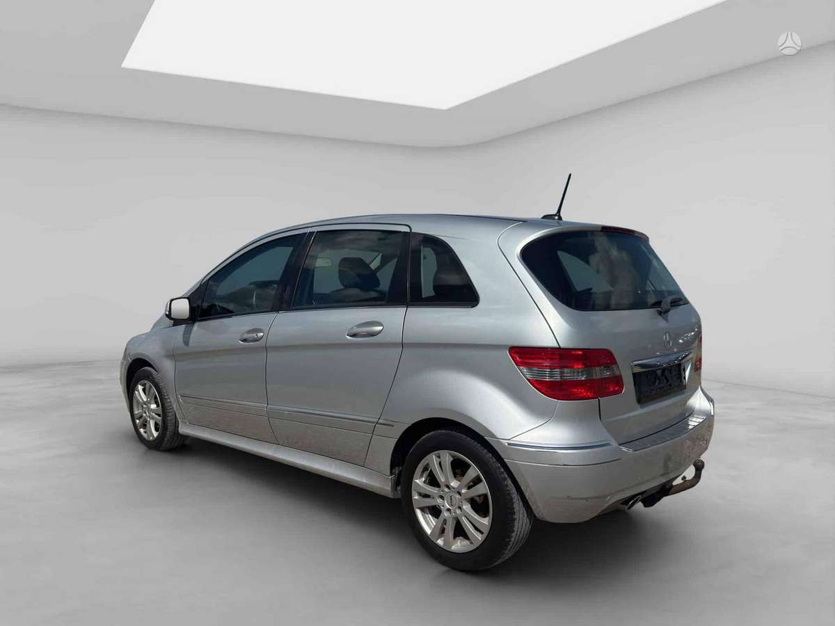 Mercedes-Benz B180 2011 — engine