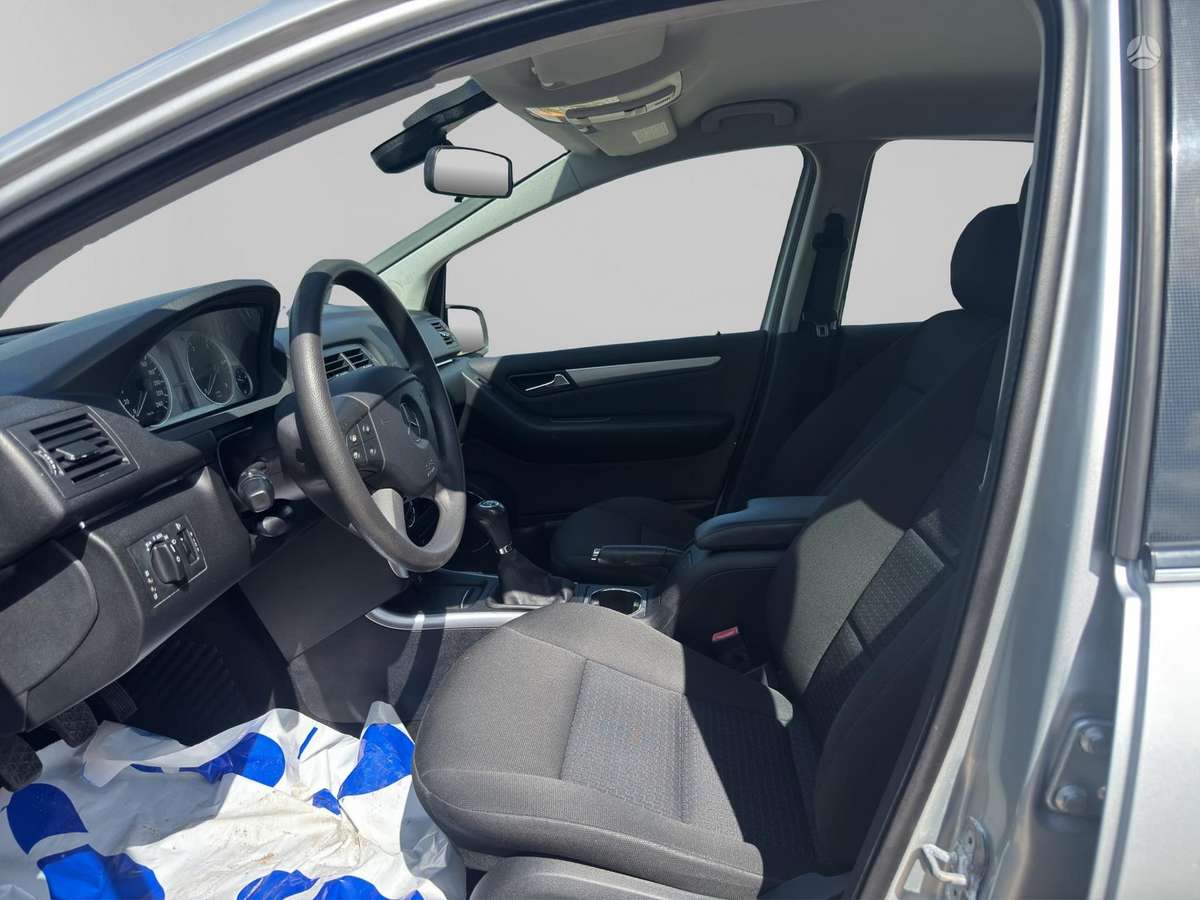 Mercedes-Benz B180 2011 — photo 9