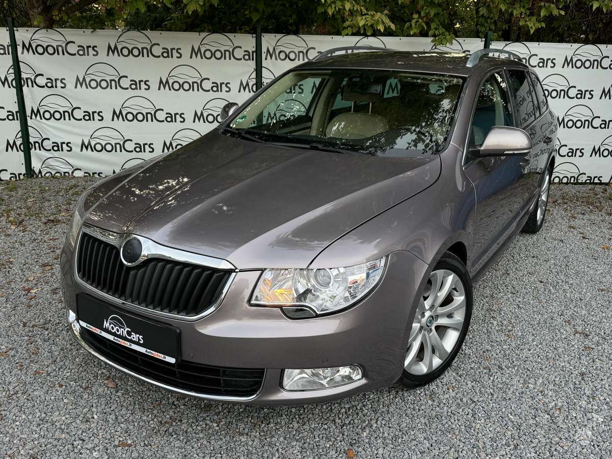 Skoda Superb 2011 — rear view
