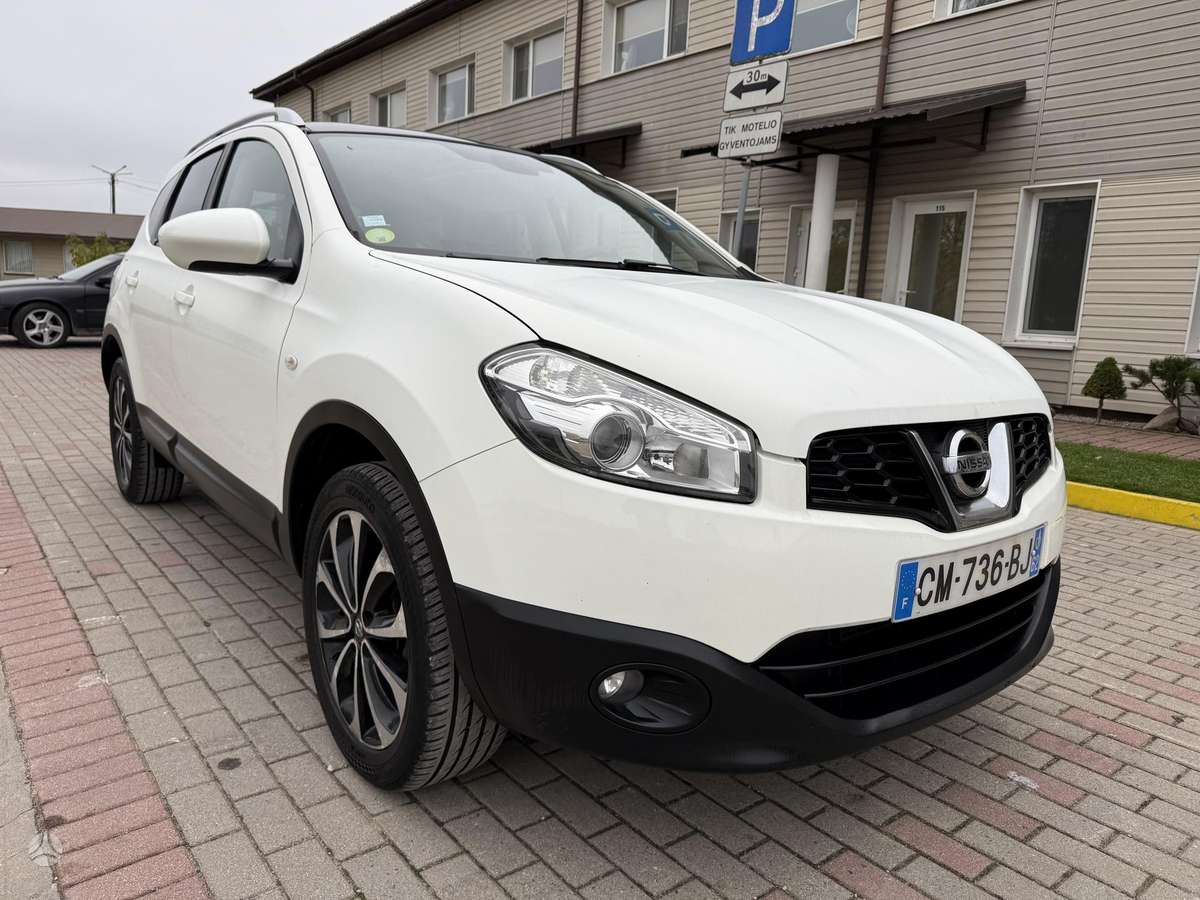 Nissan Qashqai+2 2012 — rear view