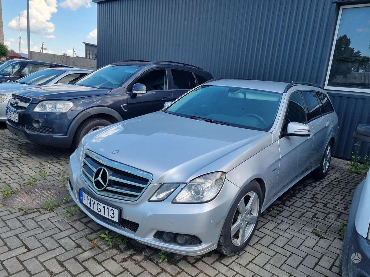 Mercedes-Benz E220 2010 — rear view