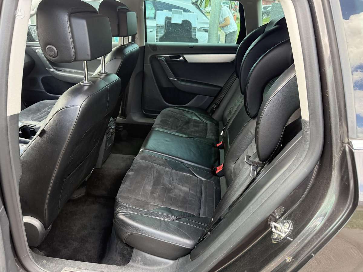 Volkswagen Passat 2011 — interior