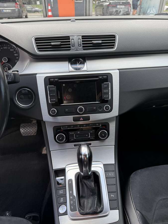 Volkswagen Passat 2011 — photo 9