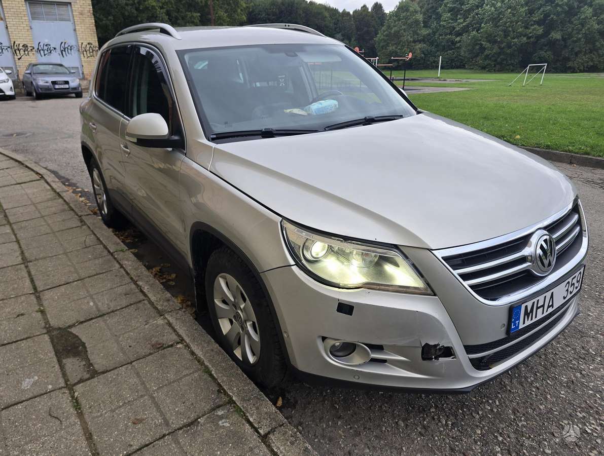 Volkswagen Tiguan 2011 — rear view